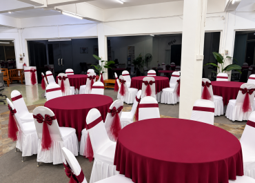 Ruang majlis Alpinia The Roowang dengan susunan meja bulat, kerusi dan dekorasi untuk acara di Skudai Johor.