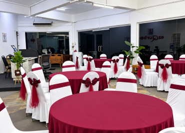 Sewa ruang seminar dan majlis di Ruang Alpinia The Roowang Skudai Johor dengan susunan meja bulat dan kerusi.