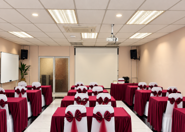 Sewa ruang seminar di The Roowang Skudai Johor dengan susunan kerusi dan meja untuk seminar serta kursus